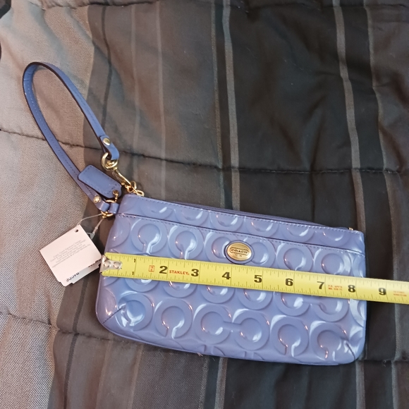 NWT! 🎁🎄 Beautiful Quilted Coach Wristlet! - Picture 7 of 15